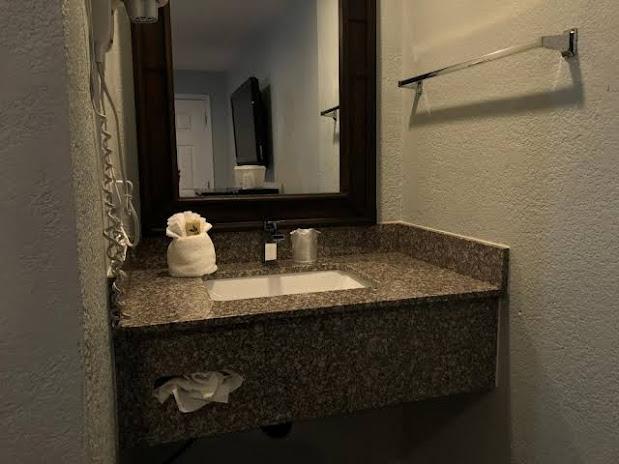 Deluxe Queen Room — view 3