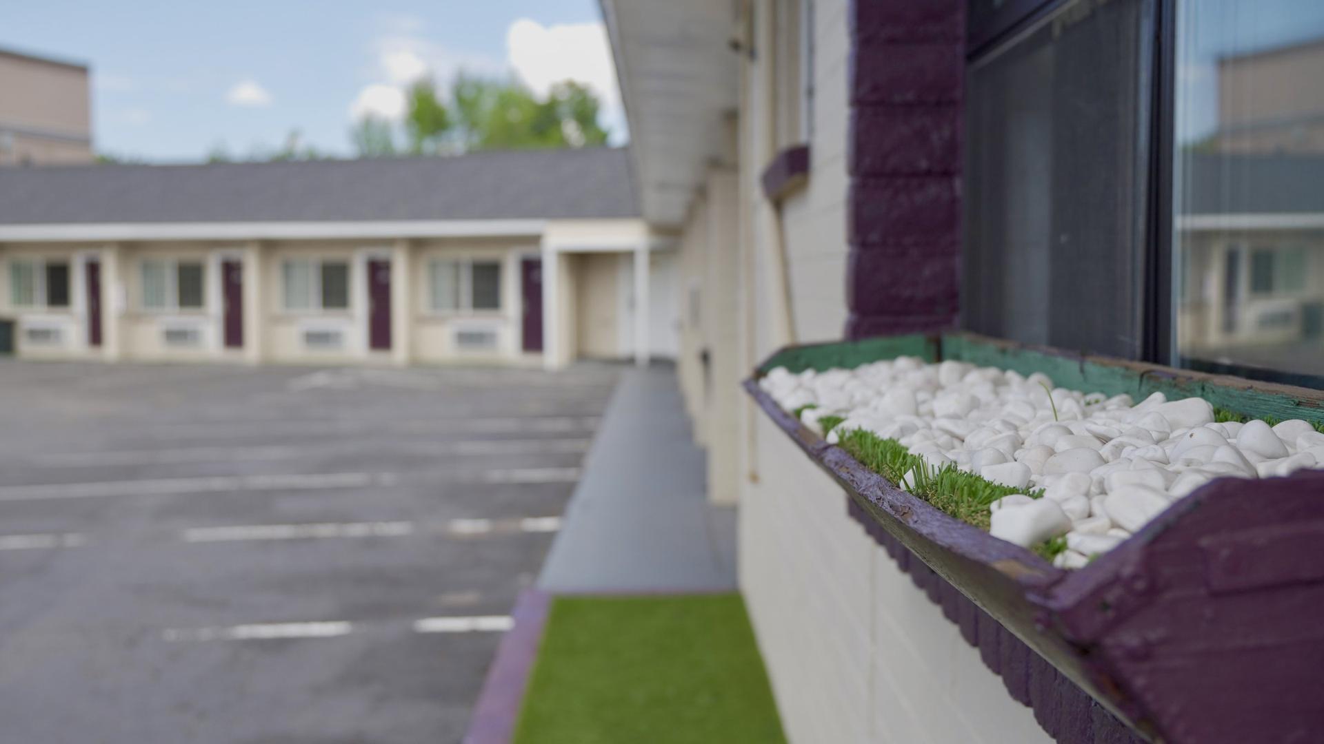 Park-at-your-door parking in front of ground-floor rooms