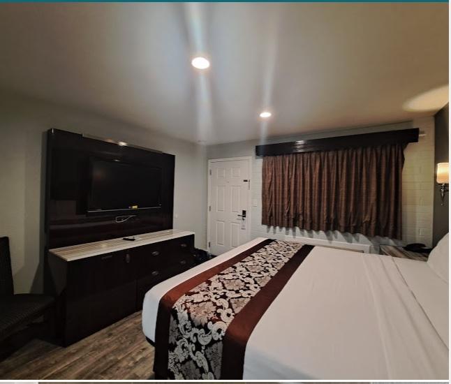 Deluxe Queen Room interior